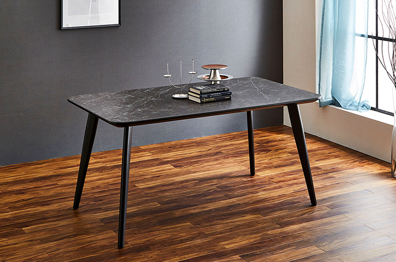 モダンでシックなデザインのダイニングテーブル
耐久・耐熱性が高い人気のセラミック天板