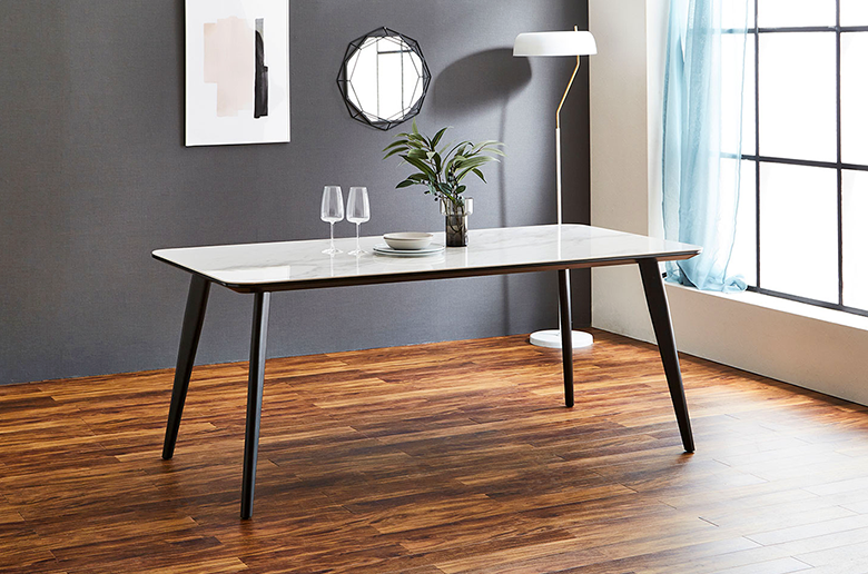 モダンでシックなデザインのダイニングテーブル
耐久・耐熱性が高い人気のセラミック天板