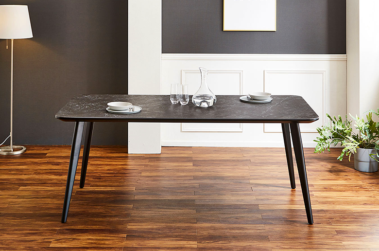 モダンでシックなデザインのダイニングテーブル
耐久・耐熱性が高い人気のセラミック天板