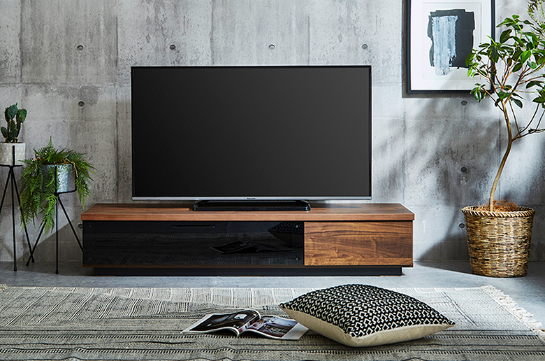 モダンな雰囲気のデザイン
ブラックガラスは中の物を目隠しできるたけでなくリモコン操作も可