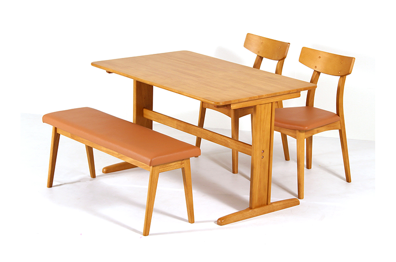 丁寧に仕上げられた滑らかな手触りのテーブル
チェアの背もたれは背中をしっかりささえてくれる