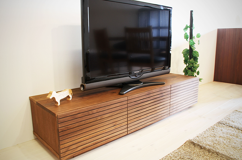 前板の流れ杢が美しい
スリットデザイン