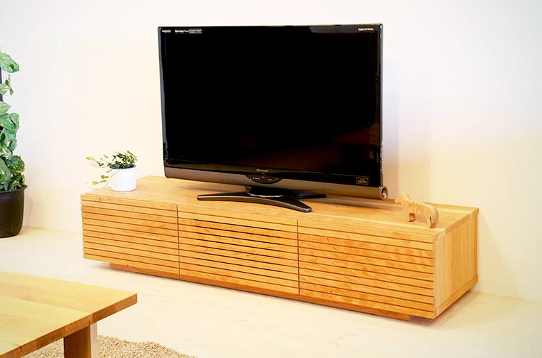 前板の流れ杢が美しい
スリットデザイン