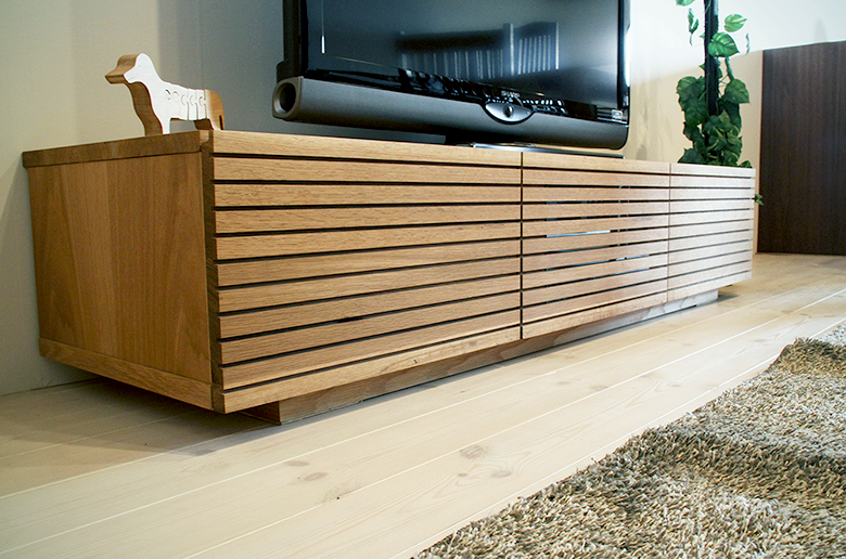 前板の流れ杢が美しい
スリットデザイン