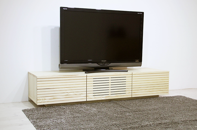 前板の流れ杢が美しい
スリットデザイン