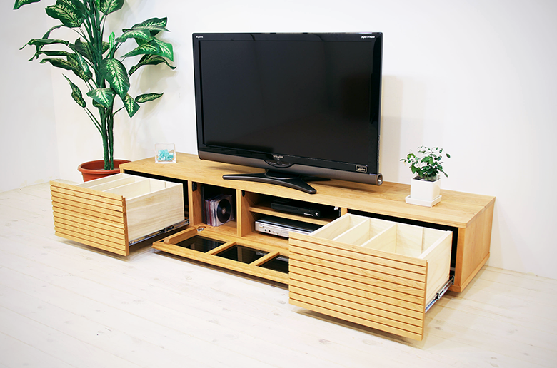 前板の流れ杢が美しい
スリットデザイン