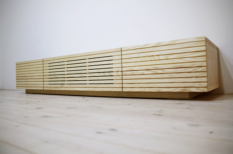 前板の流れ杢が美しい
スリットデザイン