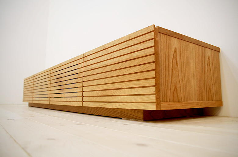 前板の流れ杢が美しい
スリットデザイン