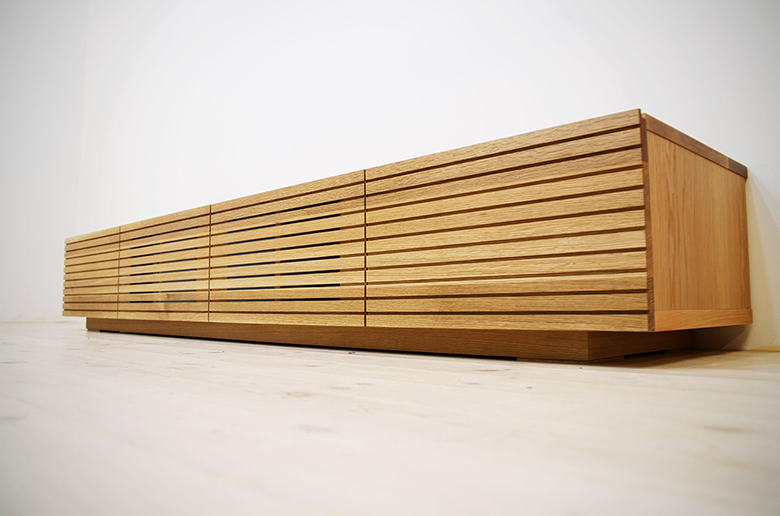 前板の流れ杢が美しい
スリットデザイン