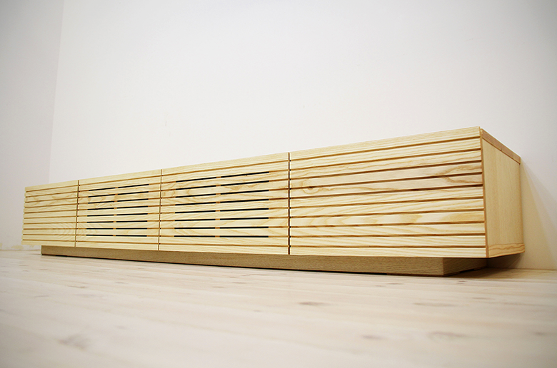 前板の流れ杢が美しい
スリットデザイン