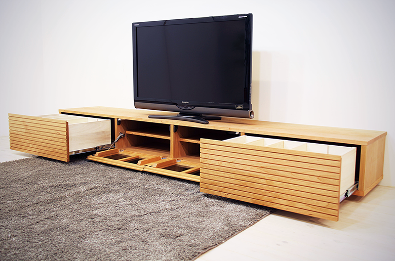 前板の流れ杢が美しい
スリットデザイン