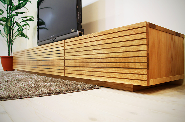 前板の流れ杢が美しい
スリットデザイン