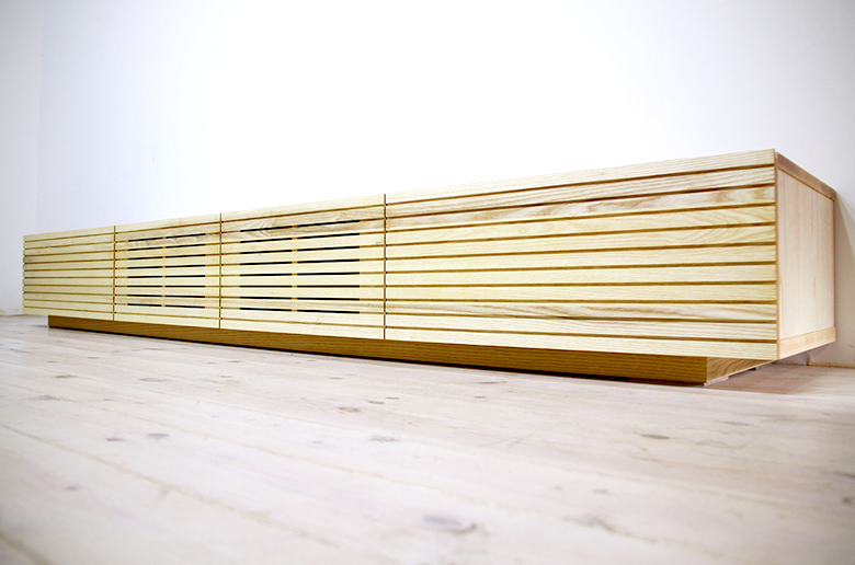 前板の流れ杢が美しい
スリットデザイン