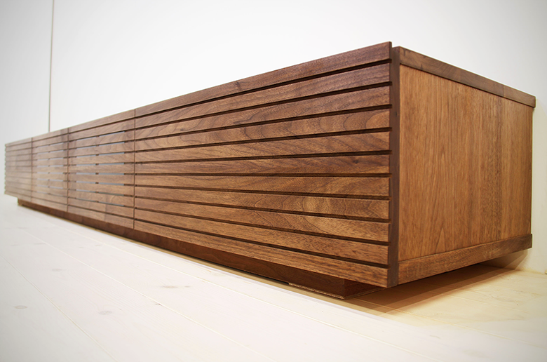 前板の流れ杢が美しい
スリットデザイン