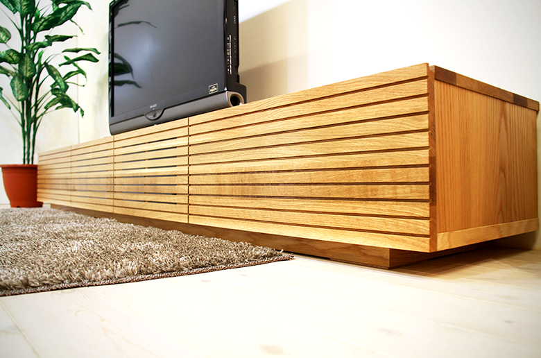 前板の流れ杢が美しい
スリットデザイン