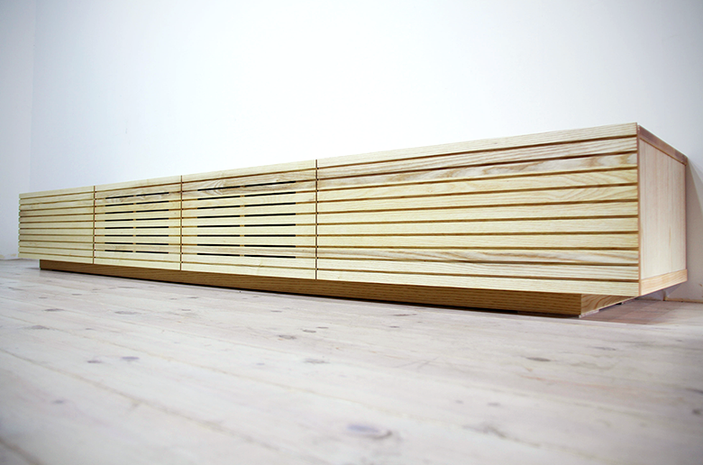 前板の流れ杢が美しい
スリットデザイン