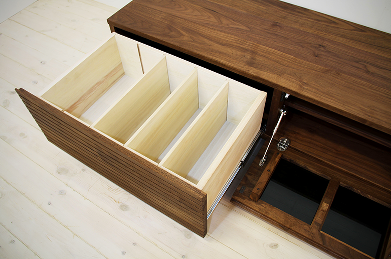 前板の流れ杢が美しい
スリットデザイン