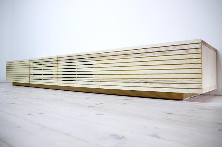 前板の流れ杢が美しい
スリットデザイン