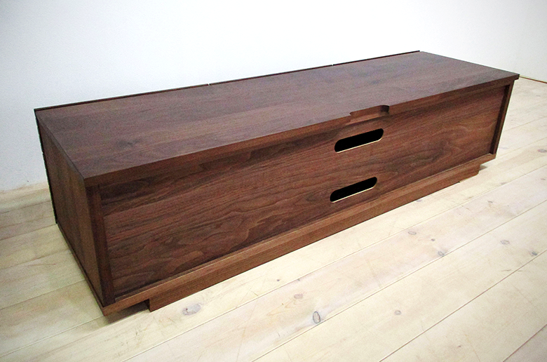 前板の流れ杢が美しい
スリットデザイン