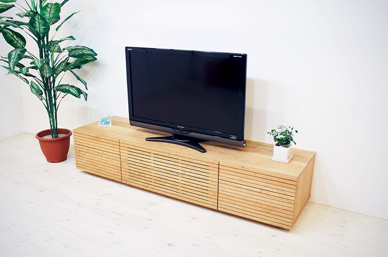 前板の流れ杢が美しい
スリットデザイン