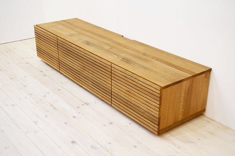 前板の流れ杢が美しい
スリットデザイン