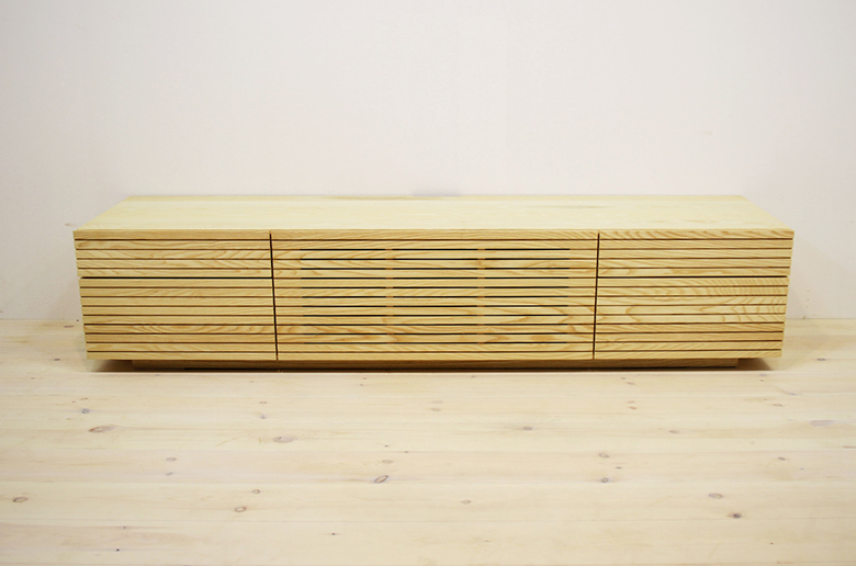 前板の流れ杢が美しい
スリットデザイン