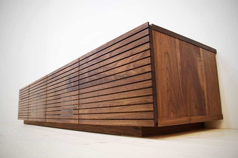 前板の流れ杢が美しい
スリットデザイン