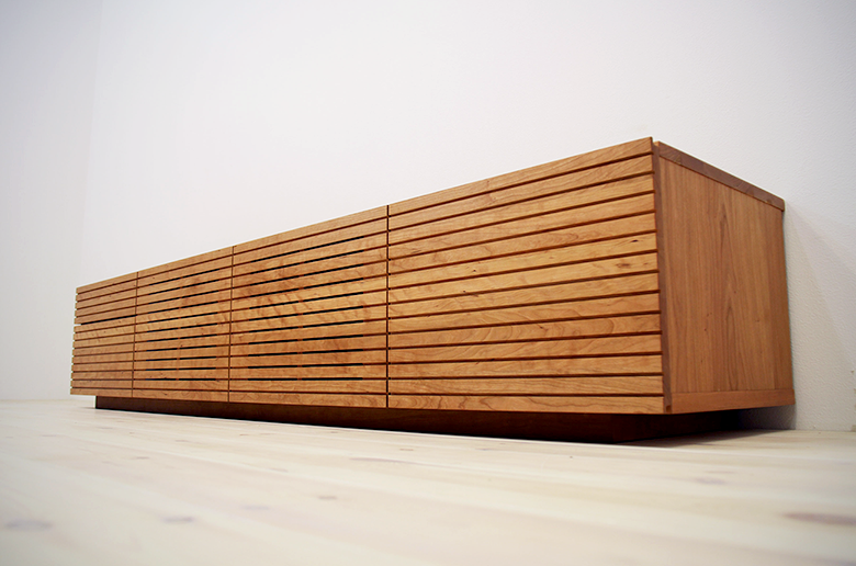 前板の流れ杢が美しい
スリットデザイン