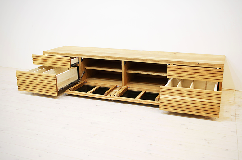 前板の流れ杢が美しい
スリットデザイン