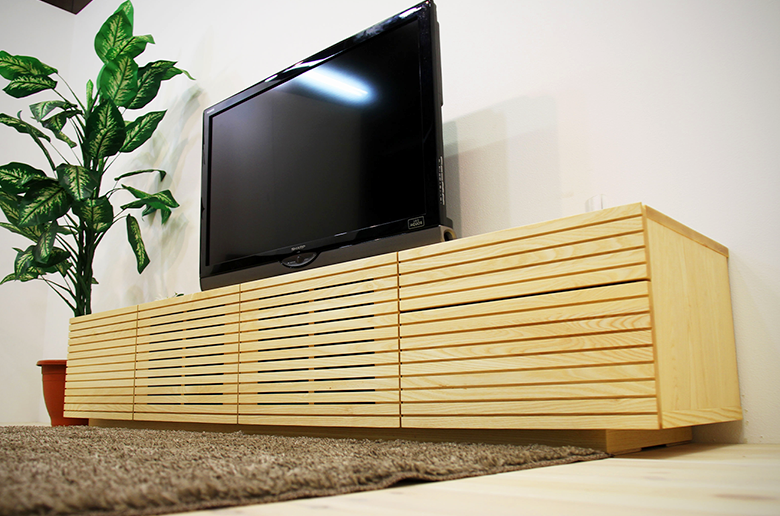 前板の流れ杢が美しい
スリットデザイン