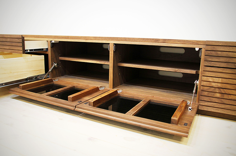 前板の流れ杢が美しい
スリットデザイン