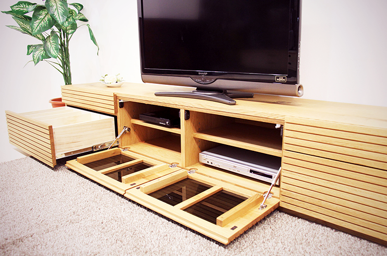 前板の流れ杢が美しい
スリットデザイン