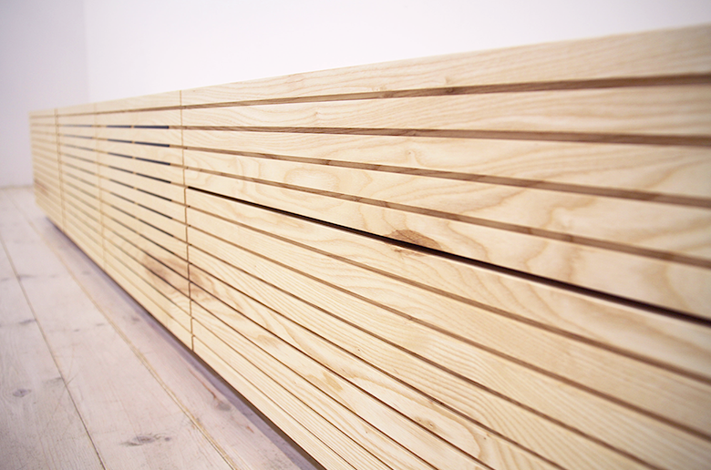 前板の流れ杢が美しい
スリットデザイン