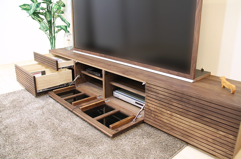 前板の流れ杢が美しい
スリットデザイン