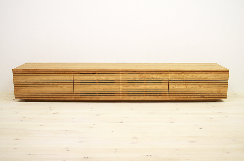 前板の流れ杢が美しい
スリットデザイン