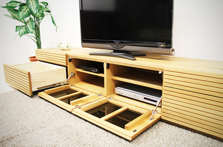 前板の流れ杢が美しい
スリットデザイン