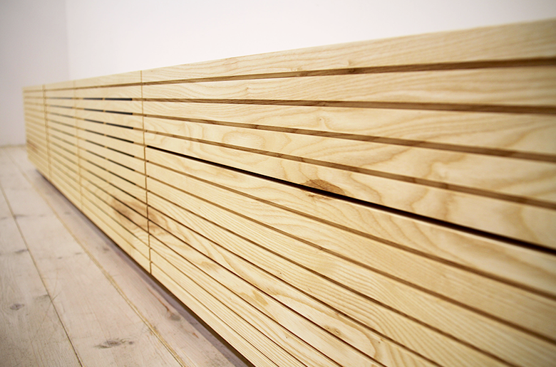 前板の流れ杢が美しい
スリットデザイン