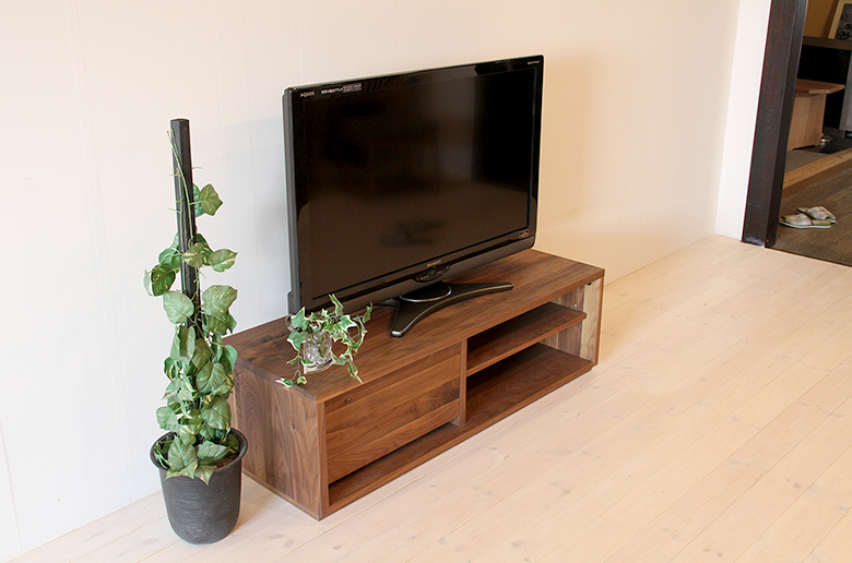 節を活かした無垢材の表情豊かな
"世界にひとつだけ"の家具