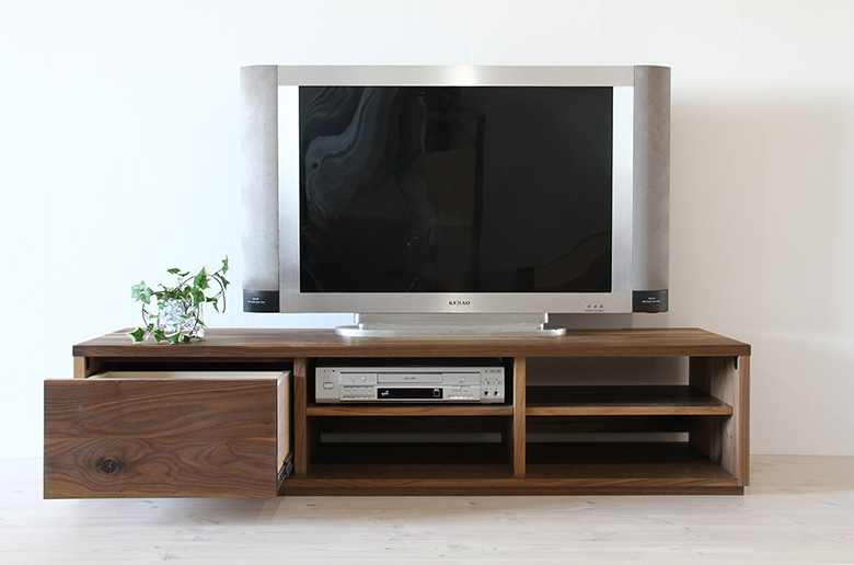 節を活かした無垢材の表情豊かな
"世界にひとつだけ"の家具