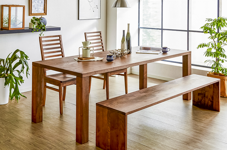 天然木の風合いを活かしたシンプルなスタイル
重厚感ある脚部が頼もしさを演出する