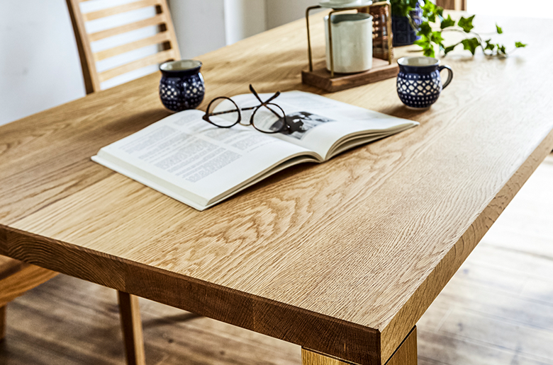 天然木の風合いを活かしたシンプルなスタイル
重厚感ある脚部が頼もしさを演出する