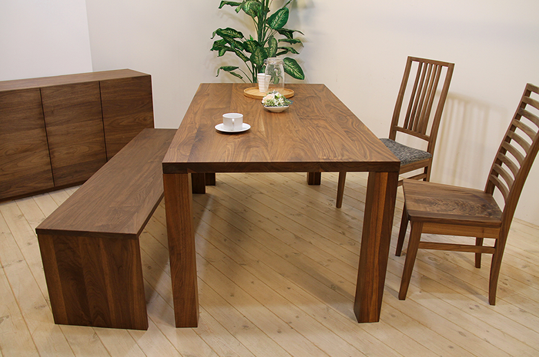 節を活かした"世界にひとつだけ"
天然木・無垢材の魅力が詰まったダイニング