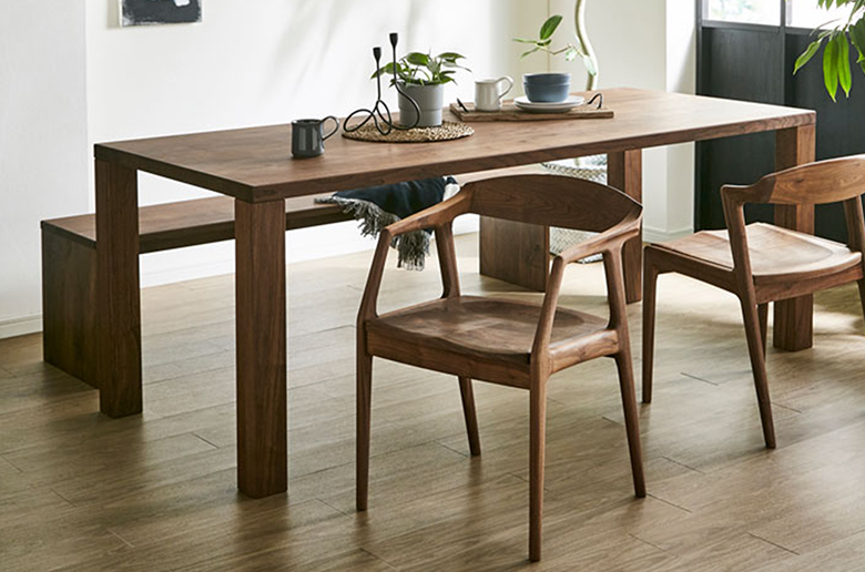 座面が広くゆったり座れる
無垢のチェア