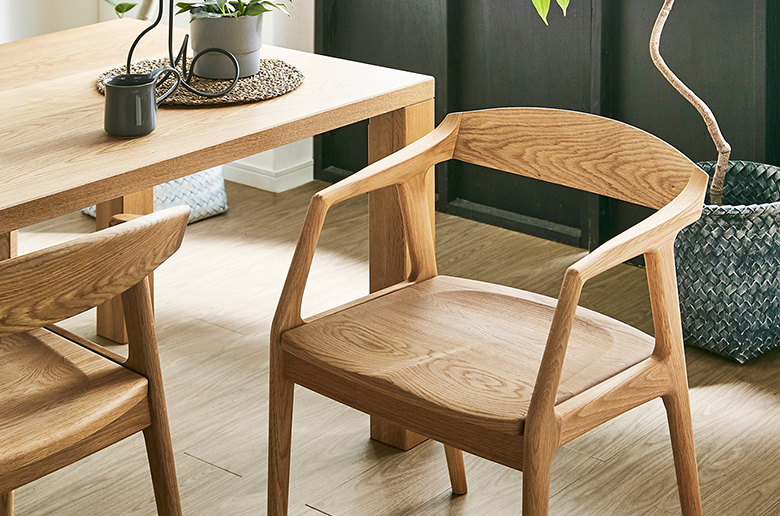 座面が広くゆったり座れる
無垢のチェア