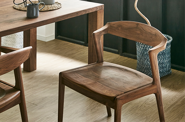 座面が広くゆったり座れる
無垢のチェア