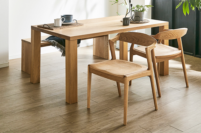 座面が広くゆったり座れる
無垢のチェア