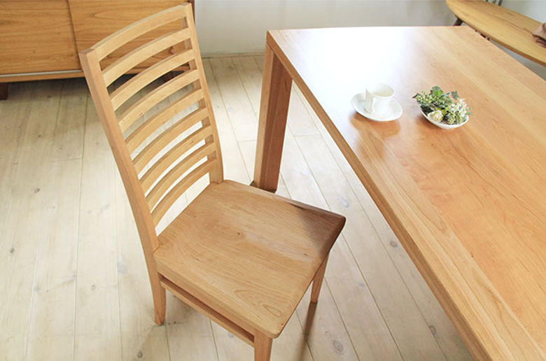 天然木・無垢材を活かした
オーソドックスで使いやすいチェア