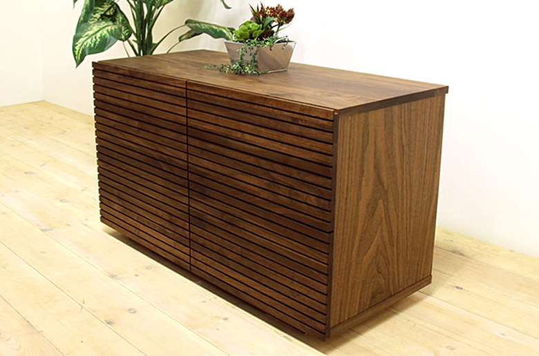 前板の流れ杢が美しい
スリットデザイン