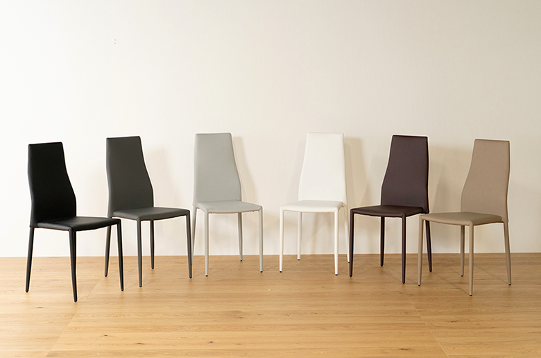 スリムなデザインと
ハイバックで安定感のあるチェア