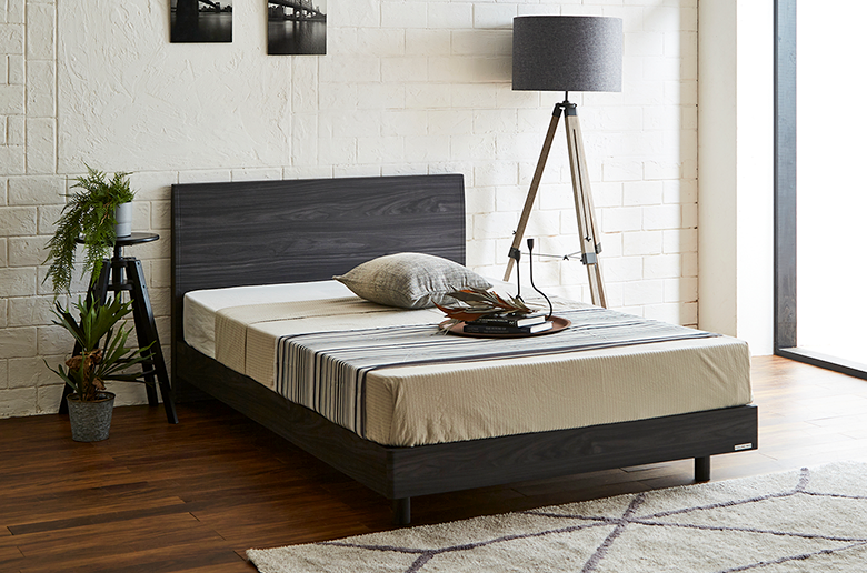 ベッド下のホコリも
快適にお掃除できるレッグタイプ